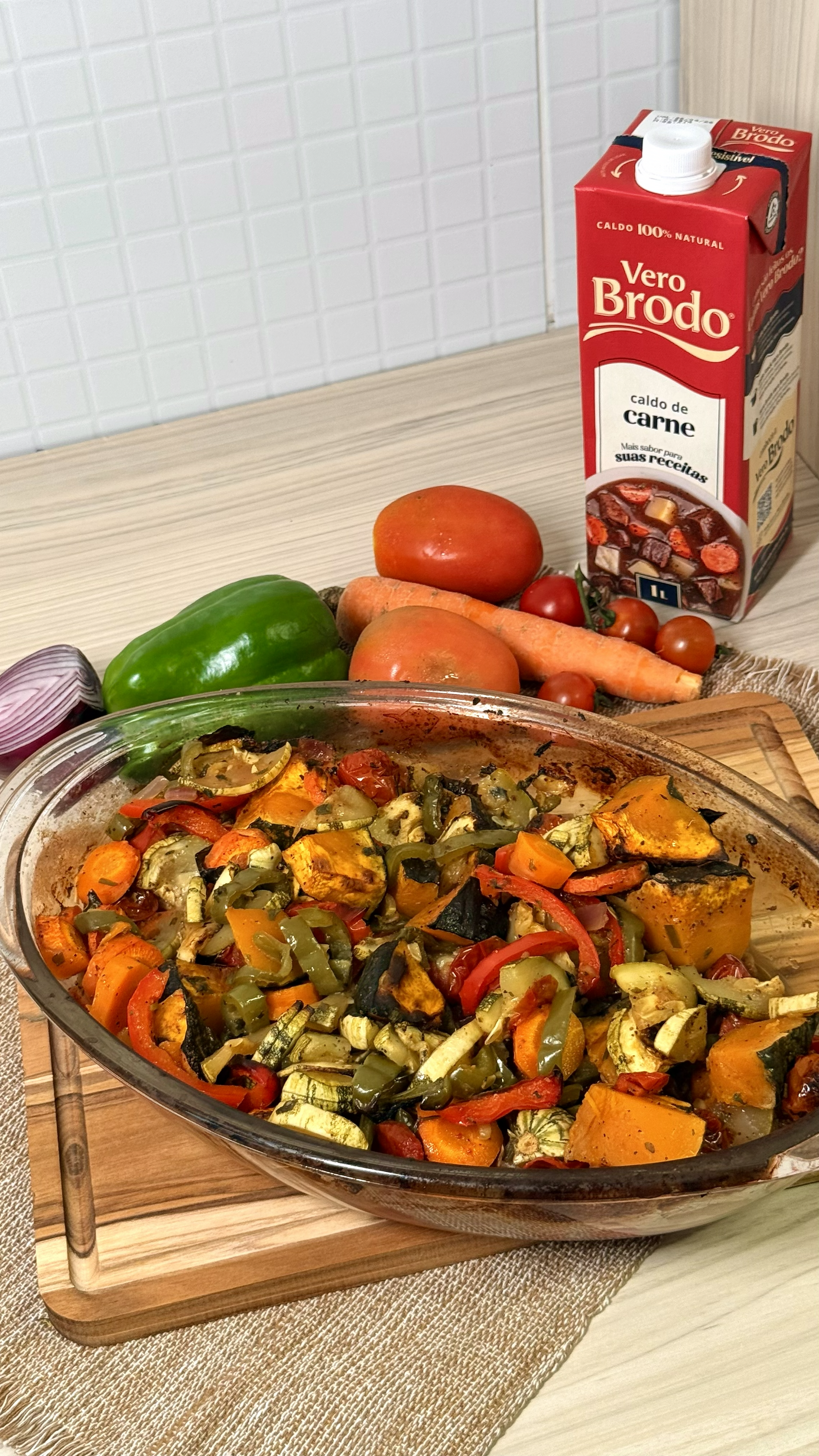 imagem do caldo de ossos sabor carne com um prato de vegetais assados e vegetais ao redor