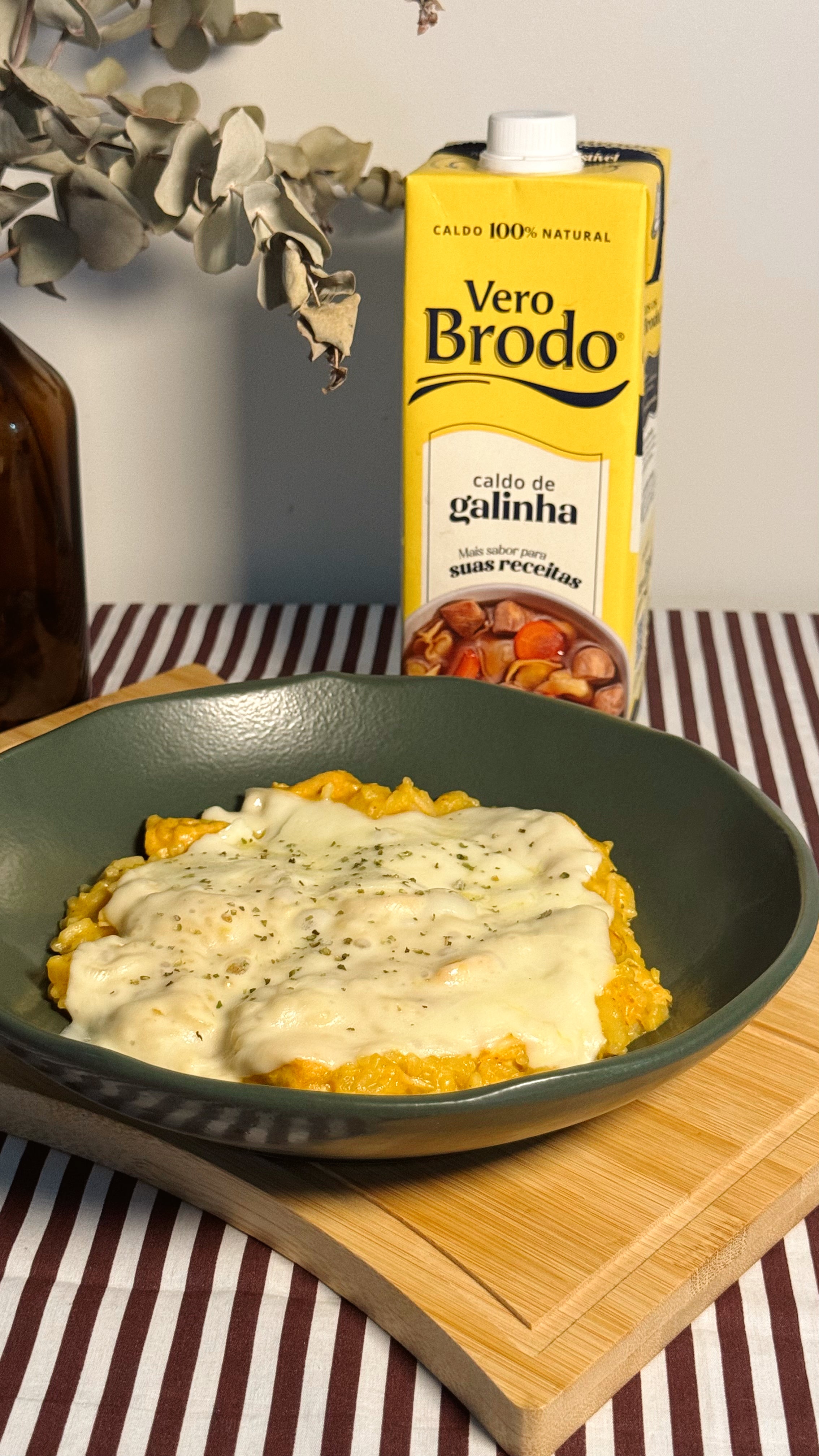imagem do caldo de ossos de galinha da vero brodo com um prato de arroz cremoso