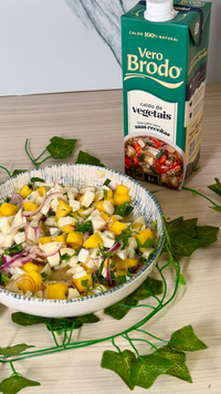 imagem do caldo de vegetais da vero brodo com um prato de ceviche de manga